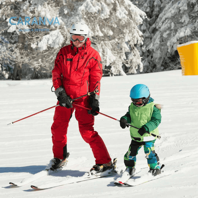 Kind leert skiën met een skileraar